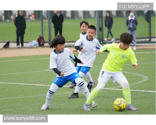 足球球星背后的隐形英雄揭秘:他们如何为球员提供全方位的生活支持 足球球星背后的隐形英雄揭秘:他们如何为球员提供全方位的生活支持