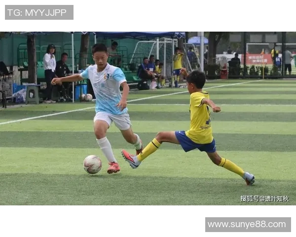 足球巨星巅峰对决燃爆赛场激情点燃无尽青春梦想 足球巨星巅峰对决燃爆赛场激情点燃无尽青春梦想