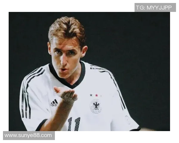 怪兽级球星在足球场上的辉煌表现与传奇之路 怪兽级球星在足球场上的辉煌表现与传奇之路